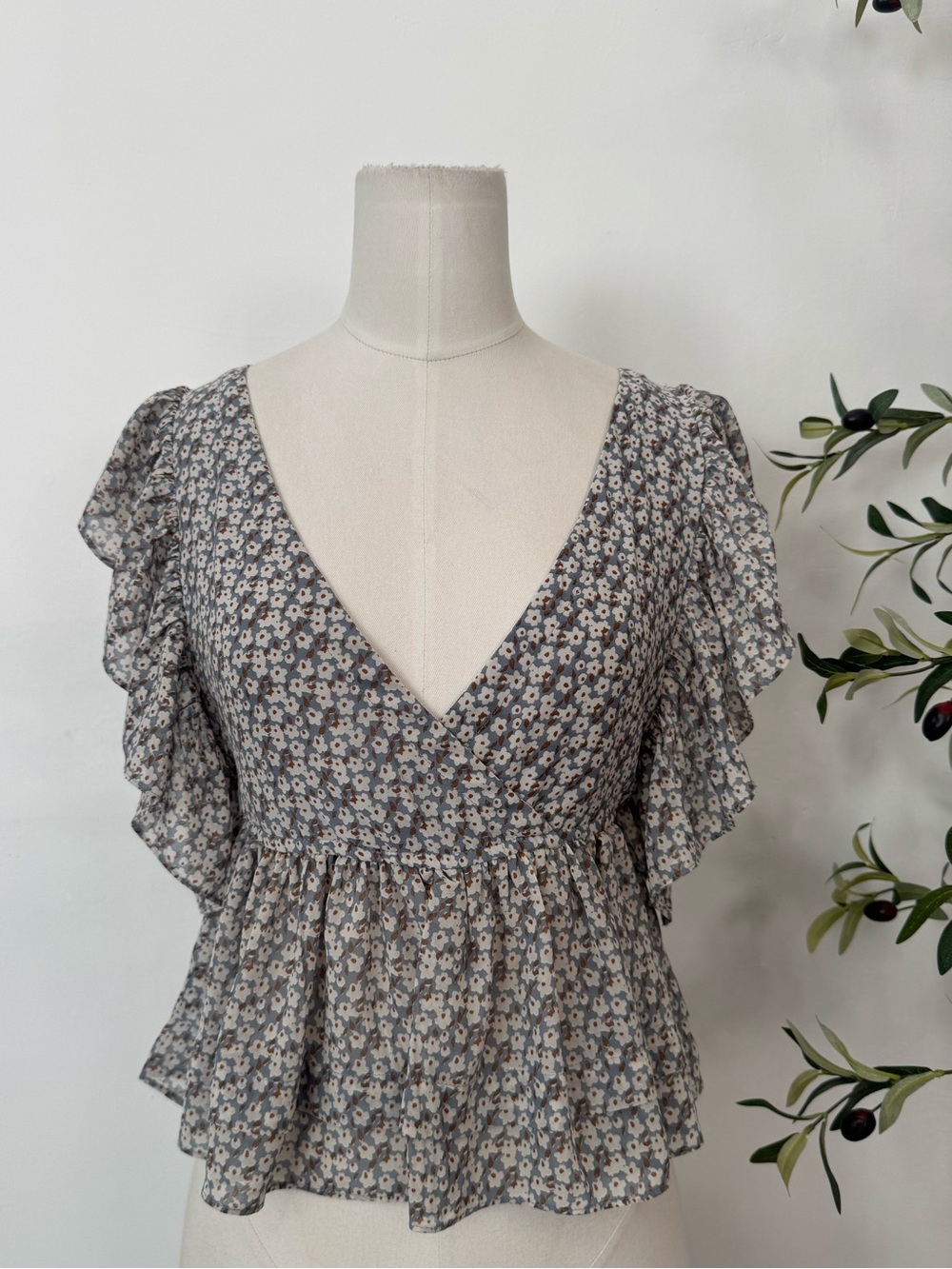 Grade & Gather Floral Ruffle Peplum Blouse Gray Blue Flutter Sleeve Top Size S